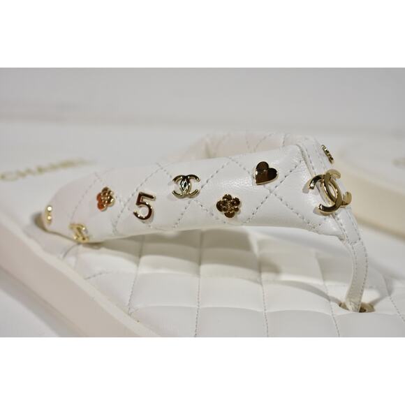 Chanel 23P White Quilted Charms Padded Pool Thong Logo Mule Slide Flat Sandal 39 - Picture 4 of 12